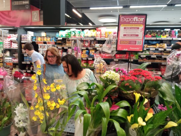 Iniciativa do Grupo Passarela leva exposição de flores ao Shopping Lajeado