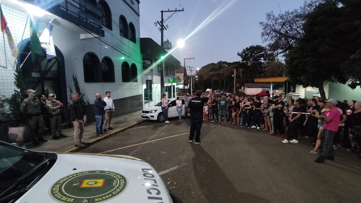 Moradores de Cruzeiro do Sul protestam contra falta de agilidade do governo