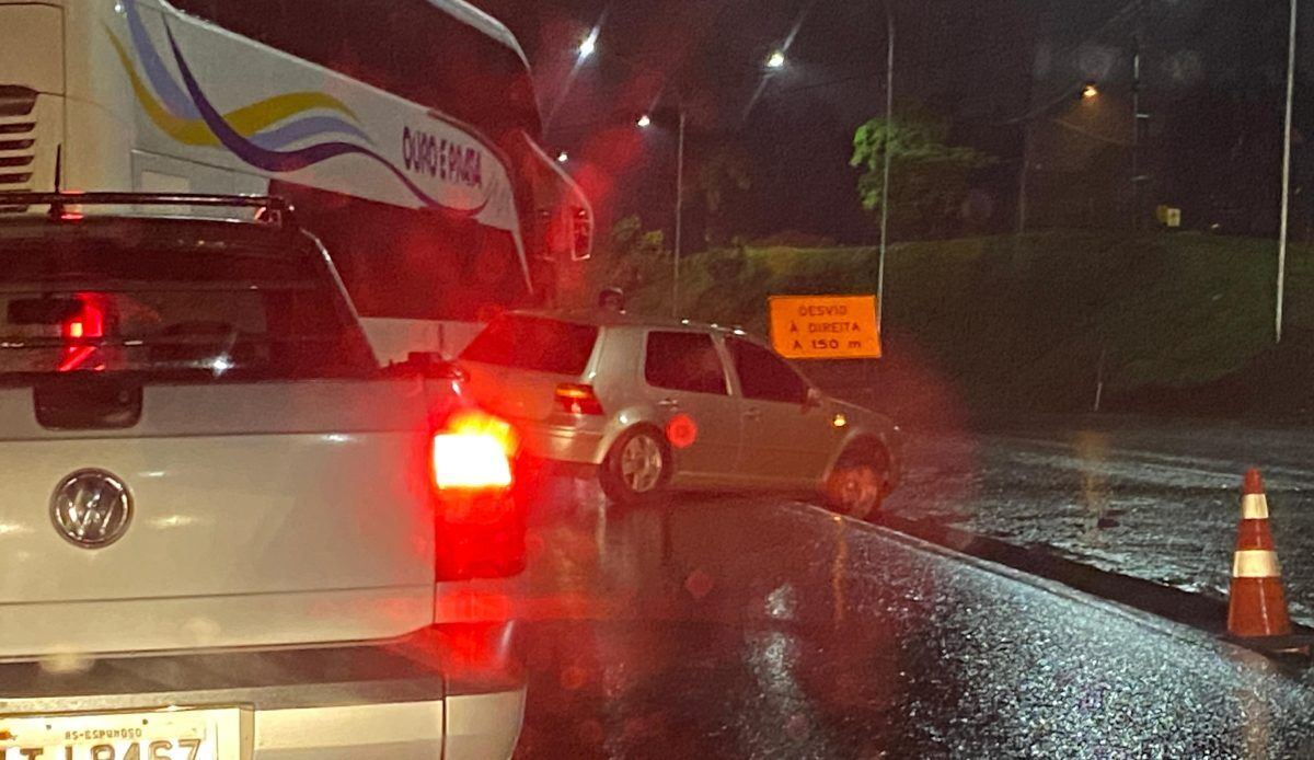 Carro sai de pista próximo do acesso ao Olarias