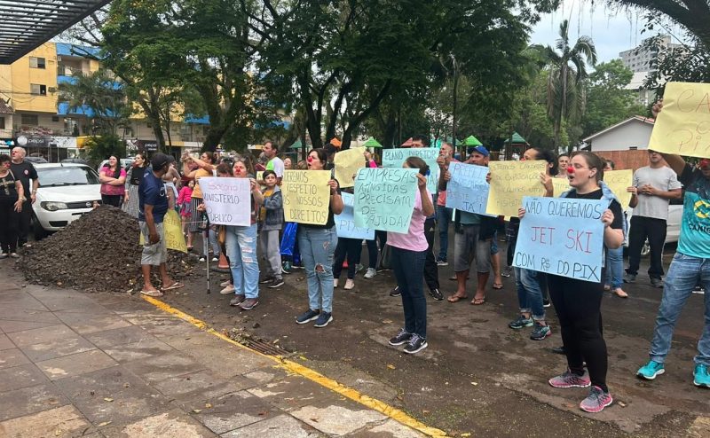 Grupo faz manifestação para questionar destino de doações em Estrela