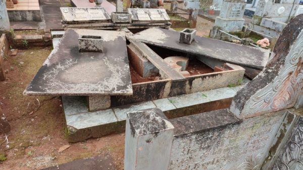Cemitério é alvo de vandalismo no bairro Olarias
