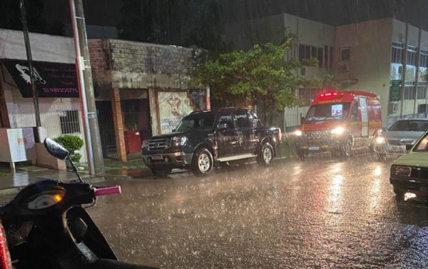 Motociclista colide em carro estacionado no centro de Estrela