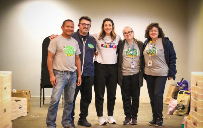 Mesa Brasil Sesc distribui doações para estudantes de Estrela