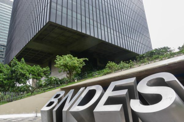 Govermo adia liberação de recursos do BNDES