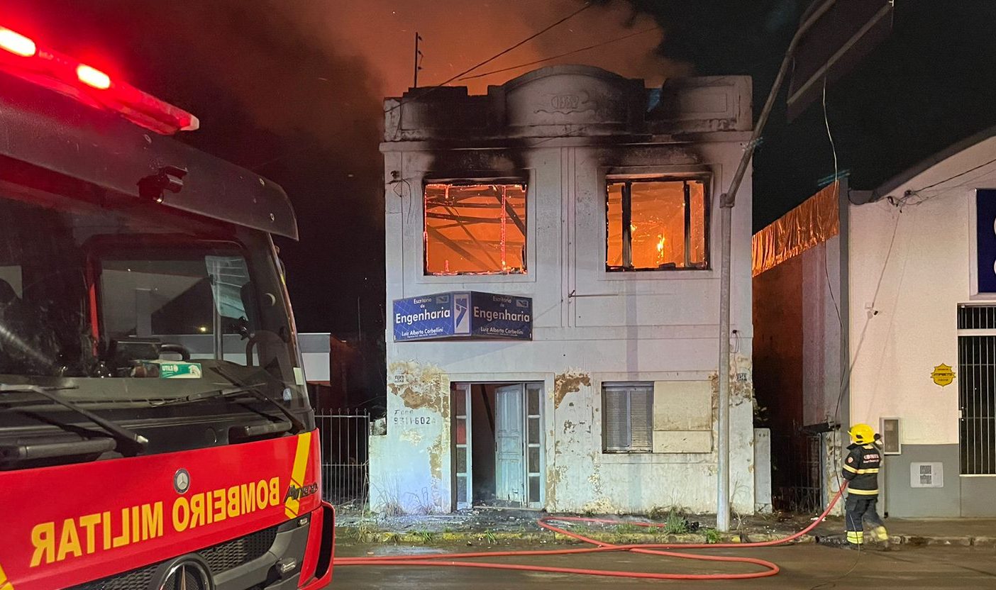 Incêndio consome prédio no centro histórico de Lajeado