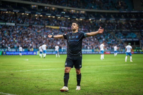 Grêmio vence a quarta consecutiva e encosta no líder Botafogo