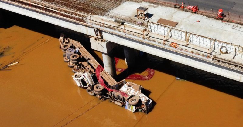Água baixa e revela carreta tombada na Ponte Seca, em Lajeado