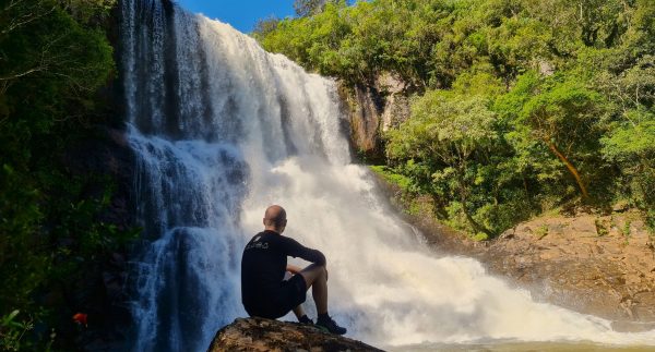 Cascata em Vista Alegre da Prata encanta visitantes com imponente queda d’água