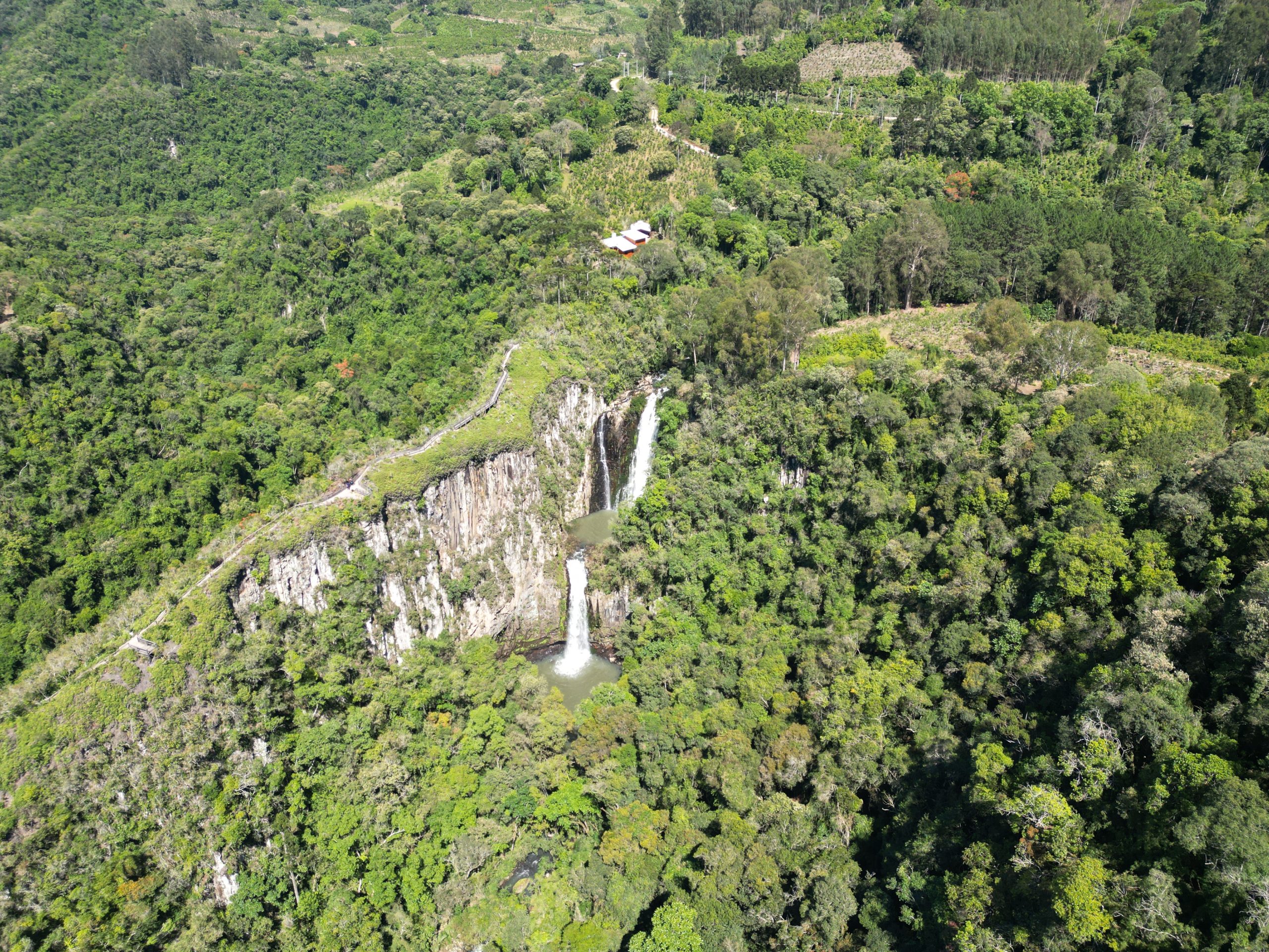 Cânion Perau do Facão impressiona com cascata de 80 metros em Arvorezinha