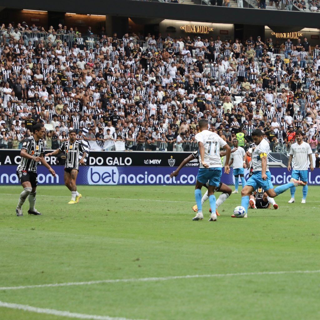 Caetano com a bola nos pés durante o jogo contra o Grêmio