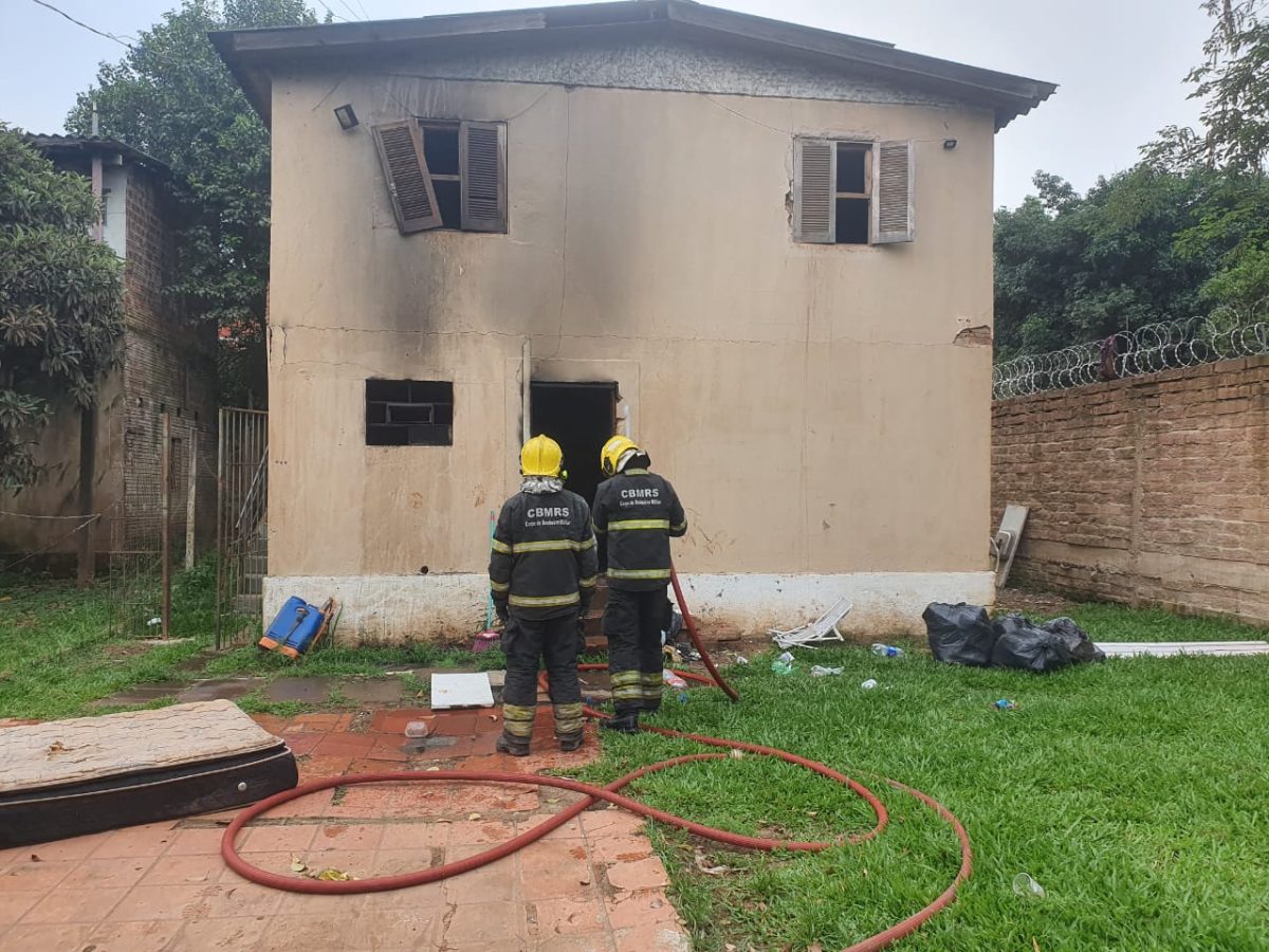 Bombeiros atendem princípio de incêndio em casa abandonada no Centro de Lajeado