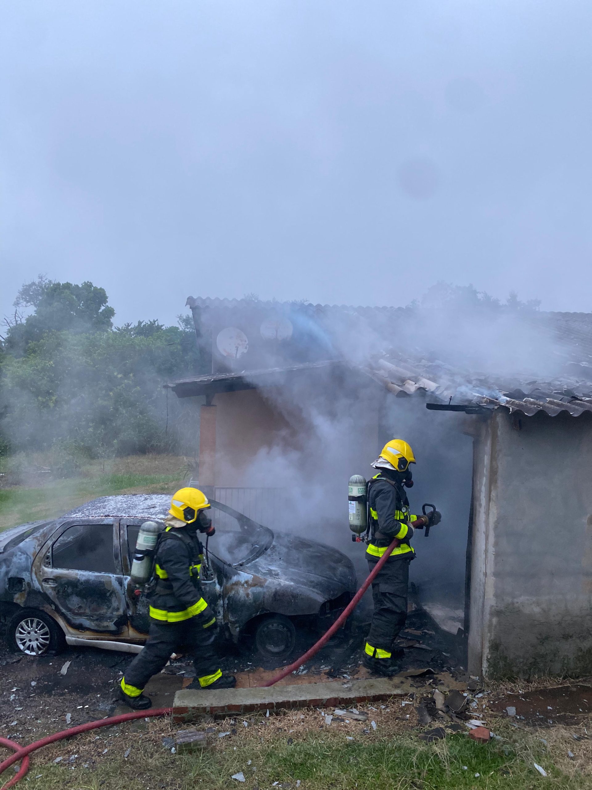 Carro pega fogo e chamas invadem garagem no interior de Venâncio Aires