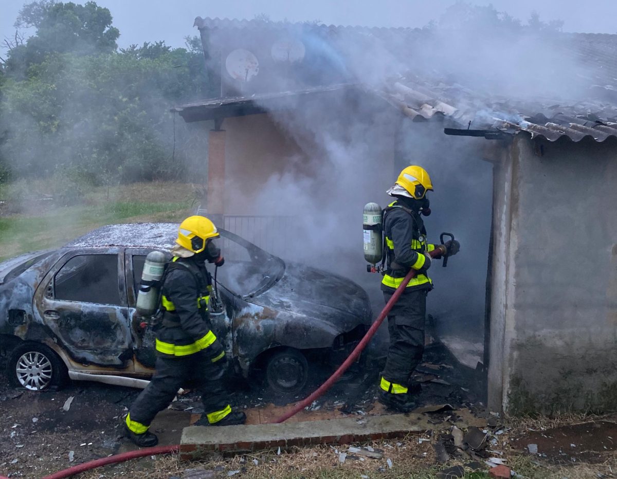 Carro pega fogo e chamas invadem garagem no interior de Venâncio Aires