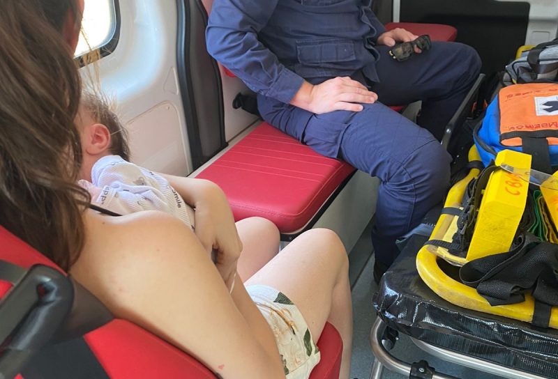 Bombeiros orientam mãe a salvar bebê engasgado