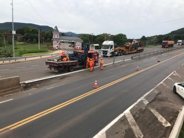 CCR fecha travessia sobre a pista no acesso a Forquetinha