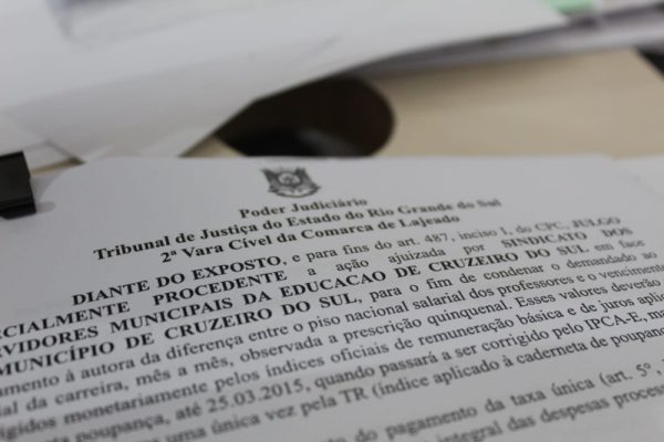Justiça determina pagamento do piso salarial aos professores de Cruzeiro do Sul