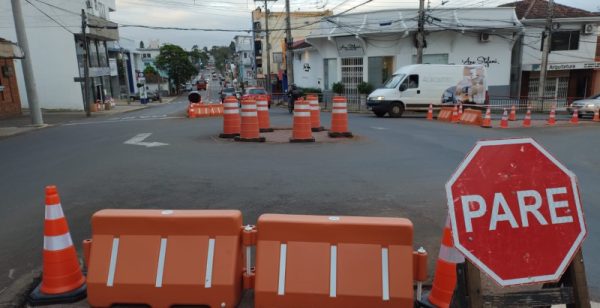 Governo de Estrela interrompe trânsito para obras de semáforo inteligente