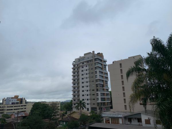 Semana começa com sol entre nuvens no Vale