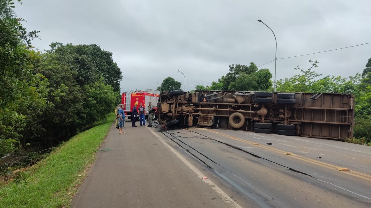 Acidente entre três caminhões bloqueia ERS-130, em Arroio do Meio