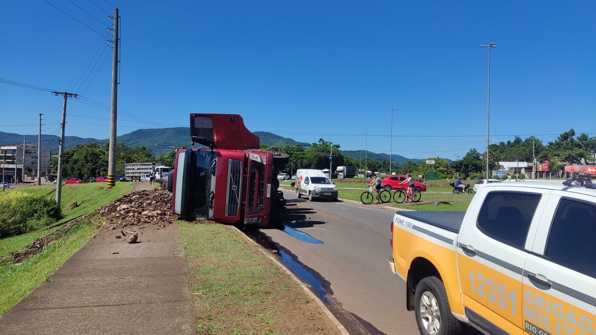 Carreta carregada com entulhos da enchente tomba no trevo de Arroio do Meio