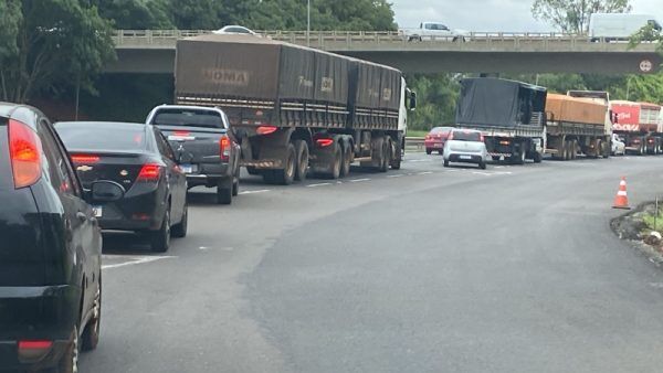 Obras na ponte do Taquari voltam a congestionar BR-386, em Estrela