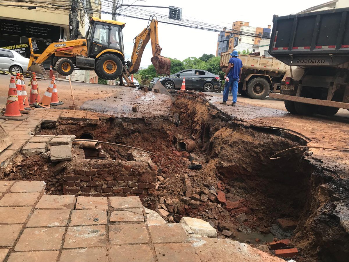 Após buraco abrir, ruas são bloqueadas para conserto no centro de Lajeado