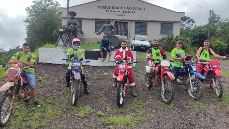 De moto, Papai Noel entrega presentes no interior de Marques de Souza