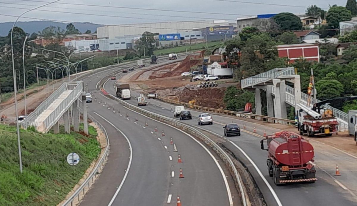 CCR bloqueia BR-386 para erguer vigas de passarela em Lajeado