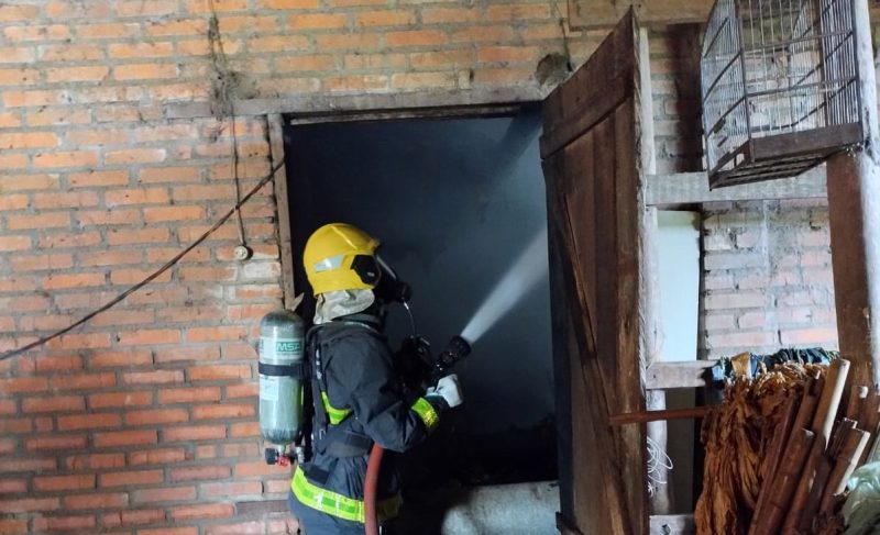 Incêndio danifica telhado de estufa de tabaco em Venâncio Aires