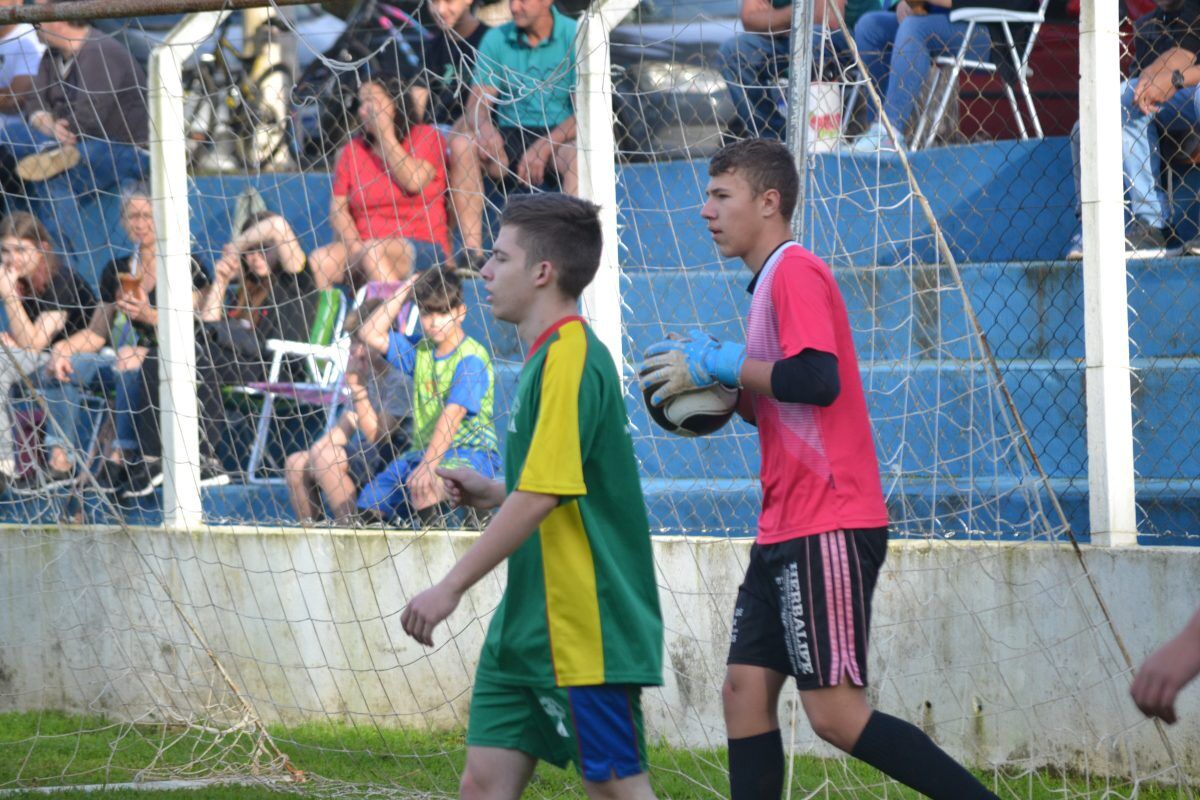 Escolinha Futuros Craques celebra conquistas e integração comunitária