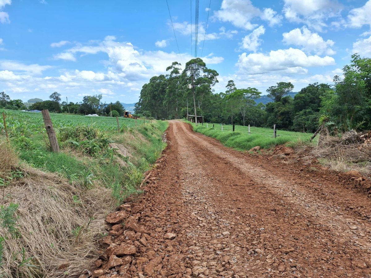 Marques de Souza recupera estradas danificadas por chuvas
