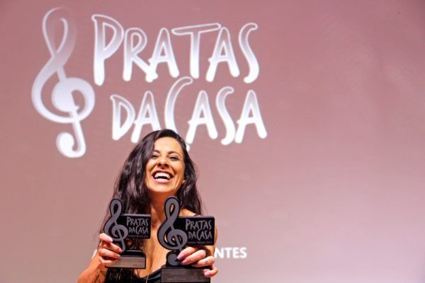 Banda oficial de Amy Winehouse convida cantora de Estrela para show