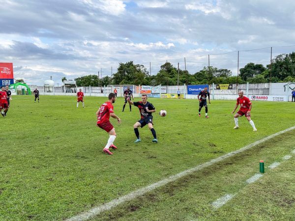 Estudiantes derruba último invicto e abre vantagem na final do Regional