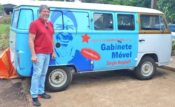 Vereador Sérgio Kniphoff lança Kombi “gabinete móvel”