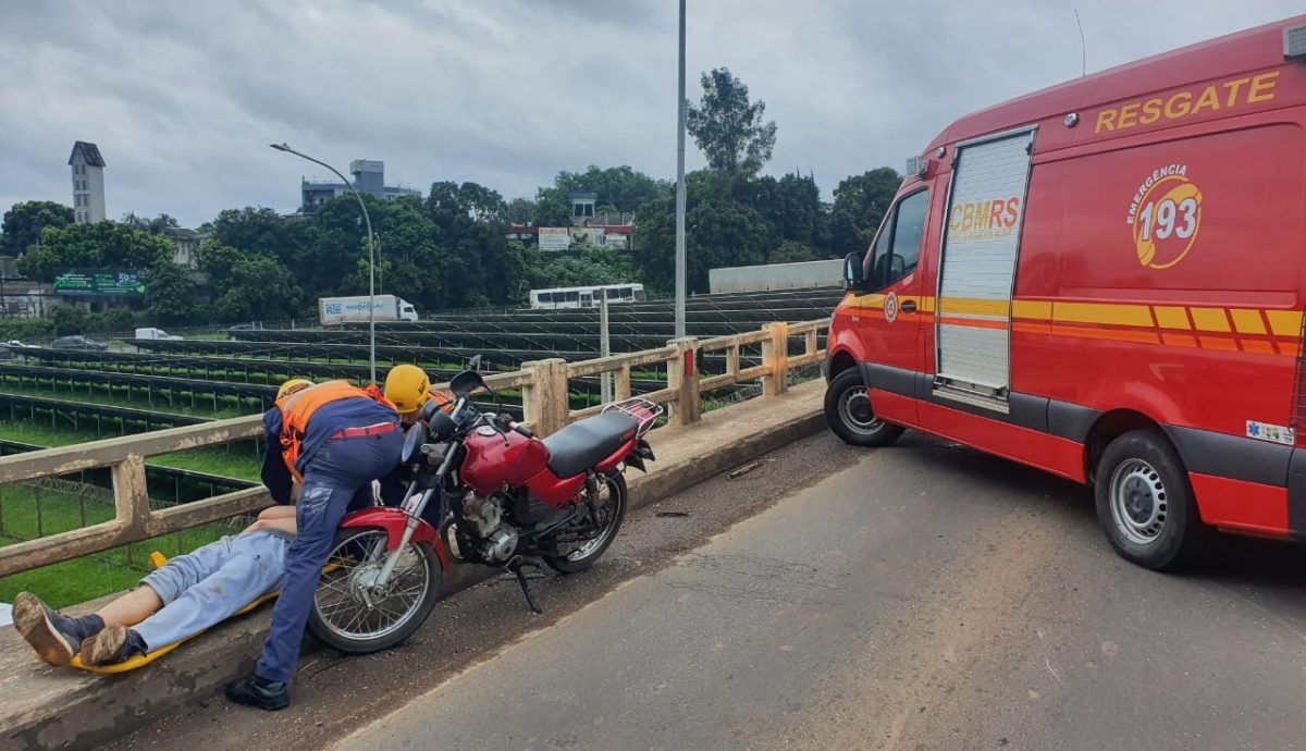 Colisão entre moto e carro deixa homem ferido na ERS-130