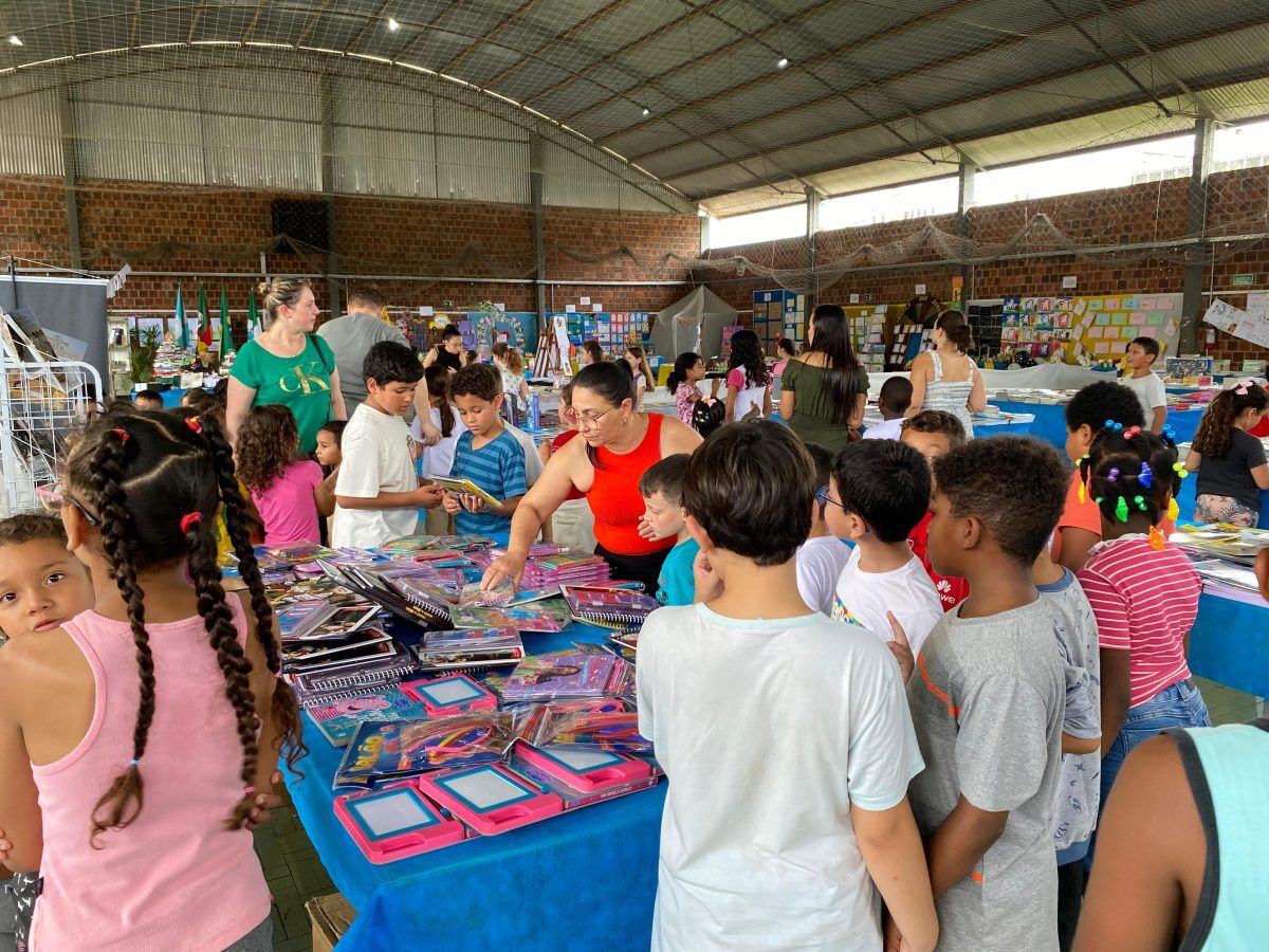 Abertura da Feira Regional do livro movimenta estudantes de Encantado