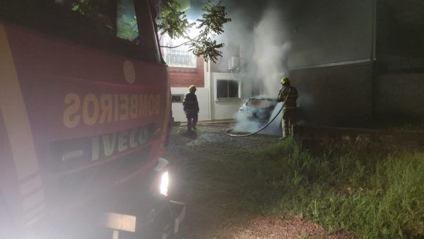 Veículo incendeia em Lajeado