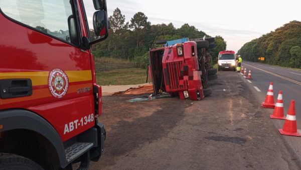 Caminhão carregado de trigo tomba na RSC-287, em Venâncio Aires