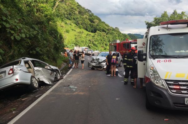 Colisão entre dois veículos deixa quatro pessoas feridas na BR-386