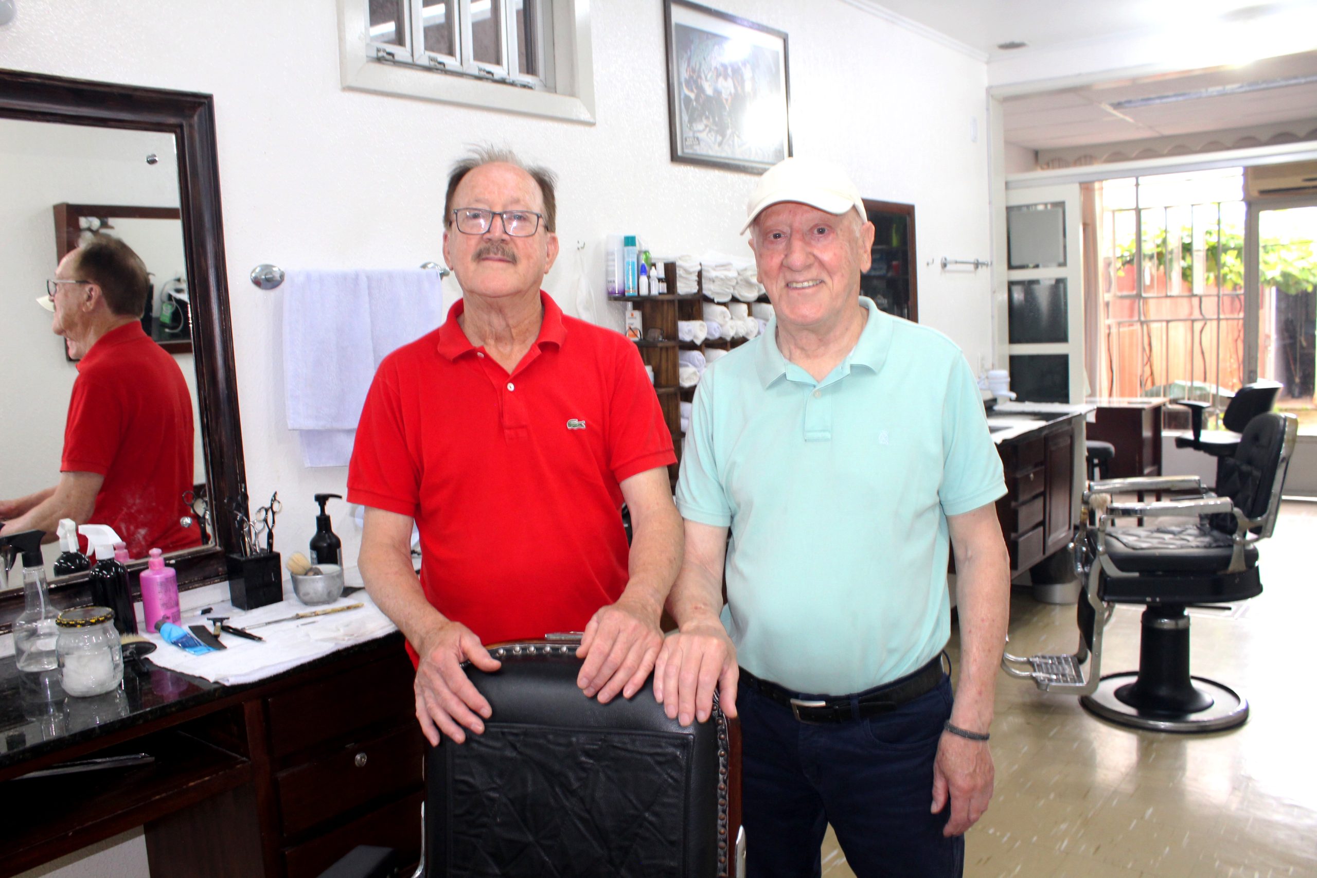 Com 61 anos de atividades, Barbearia Pasetti já atende clientes de quarta geração