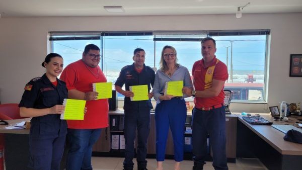 Bombeiros distribuem pulseiras para identificar crianças nas praias do RS