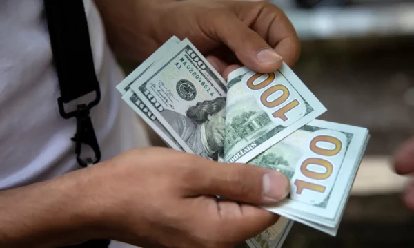 Dólar sobe no primeiro dia útil de 2024