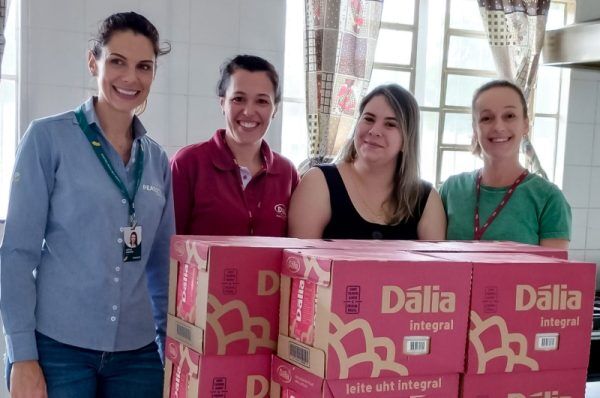 Dália doa 120 litros de leite ao abrigo Lar Encantado