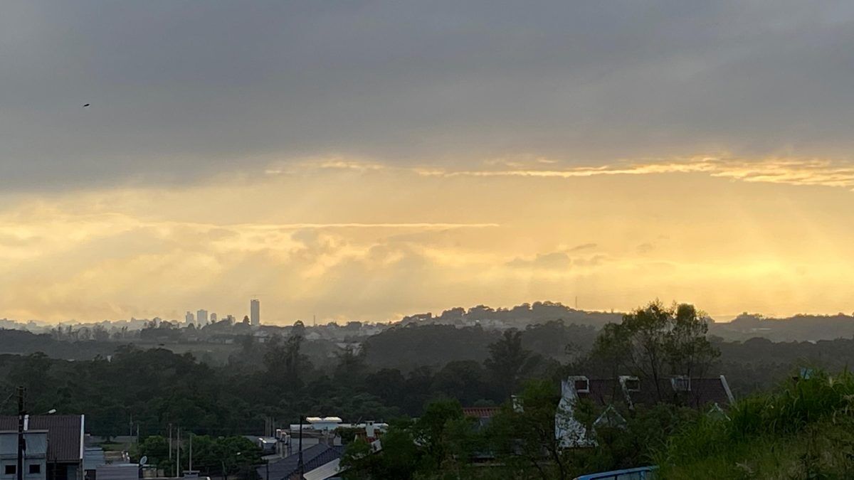 Sol aparece entre nuvens nesta sexta