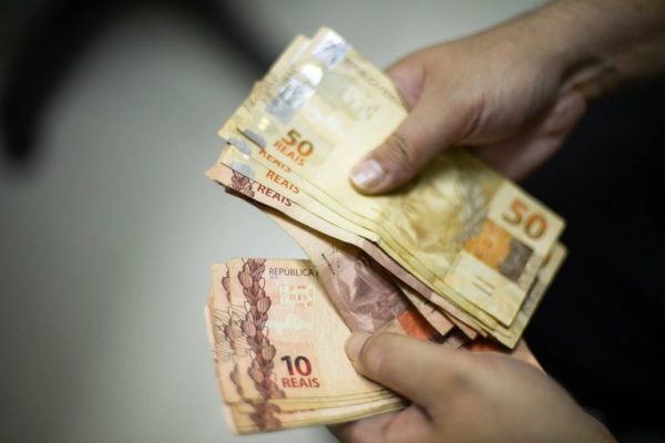 Novo salário mínimo de R$1.412 passa a valer nesta segunda-feira, 1º