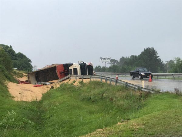 Carreta sai de pista, tomba e congestiona BR-386, em Estrela