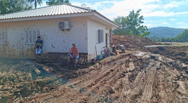 Estragos com a enchente exigem trabalho constante