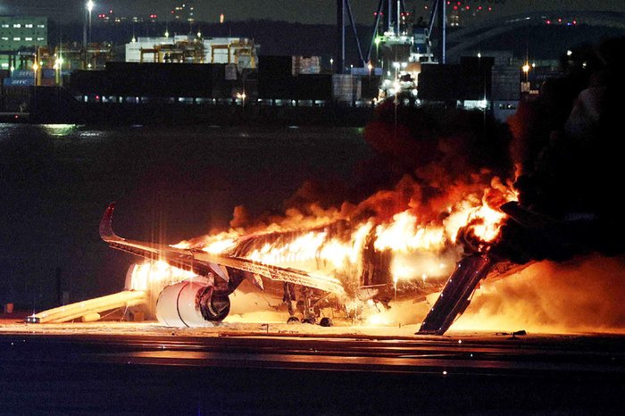 Avião com 379 a bordo pega fogo no aeroporto de Tóquio