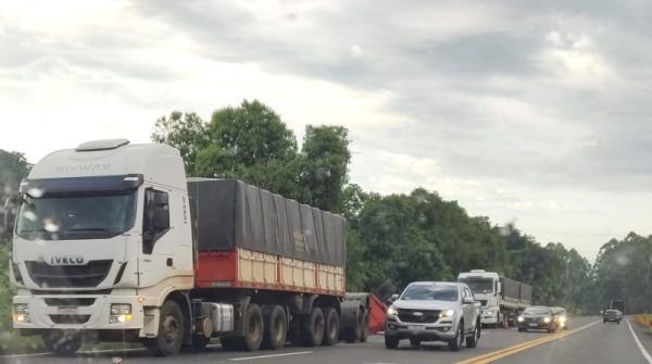 Caminhão tomba às margens da BR-386, em Marques de Souza