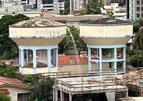 Danos causam vazamentos em caixa d’água no Florestal